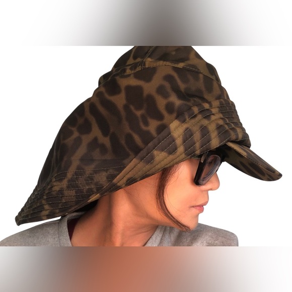 New NWT authentic Burberry olive leopard print lighthouse fisherman rain hat M - Picture 4 of 12